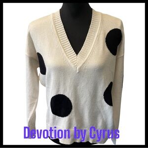 Devotion by Cyrus White with Large Black Dots V-Neck Sweater (S/M)